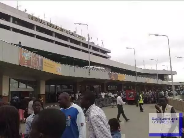 Angry Citizen Blasts Immigration Officials In Lagos Airport For Bribery (Snapshots)